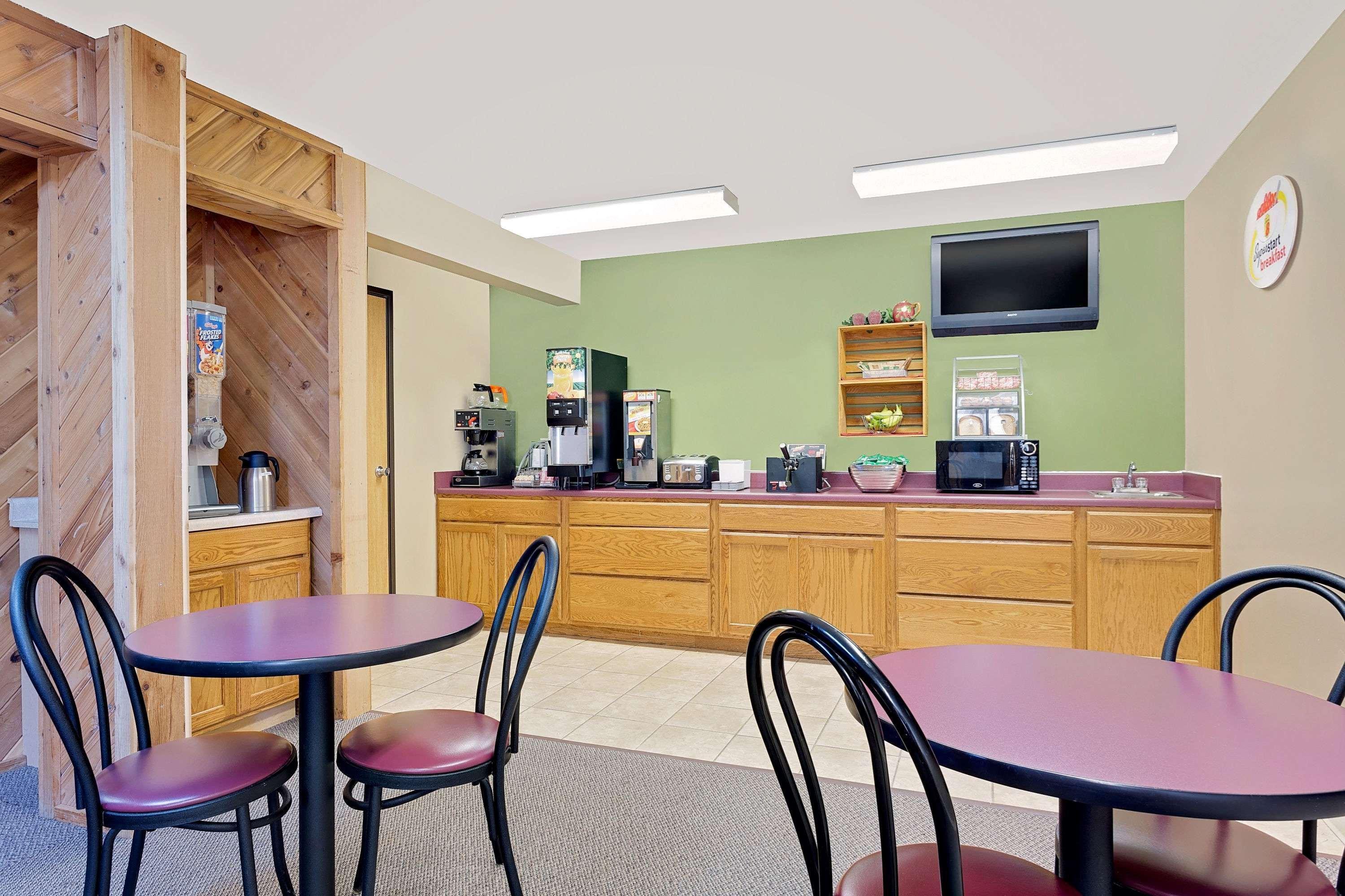 Super 8 By Wyndham Dyersville Exterior foto