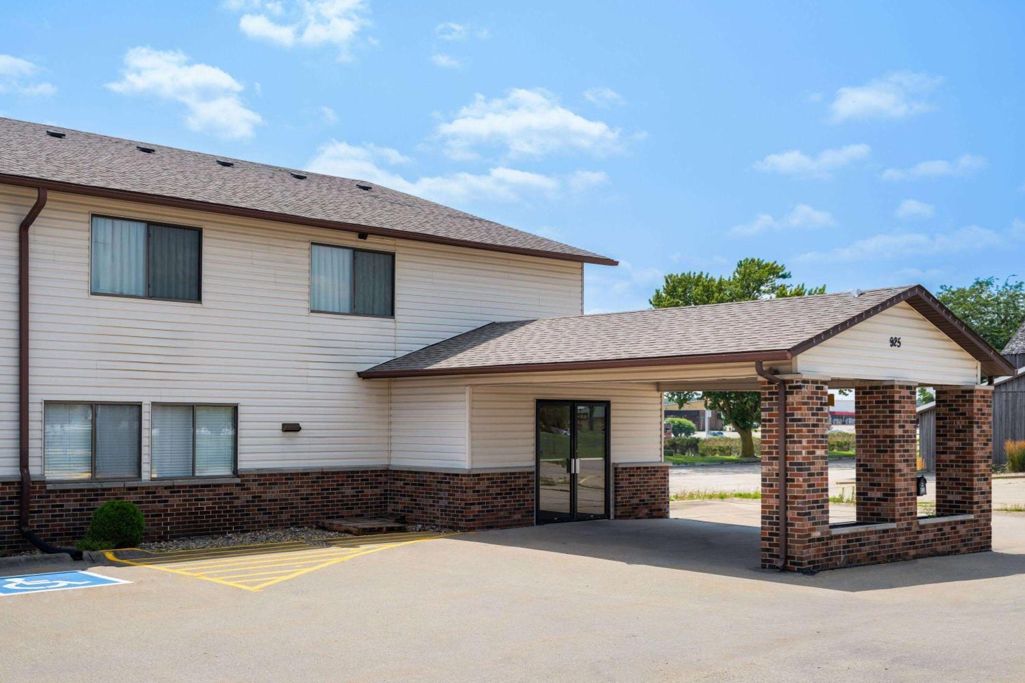 Super 8 By Wyndham Dyersville Exterior foto
