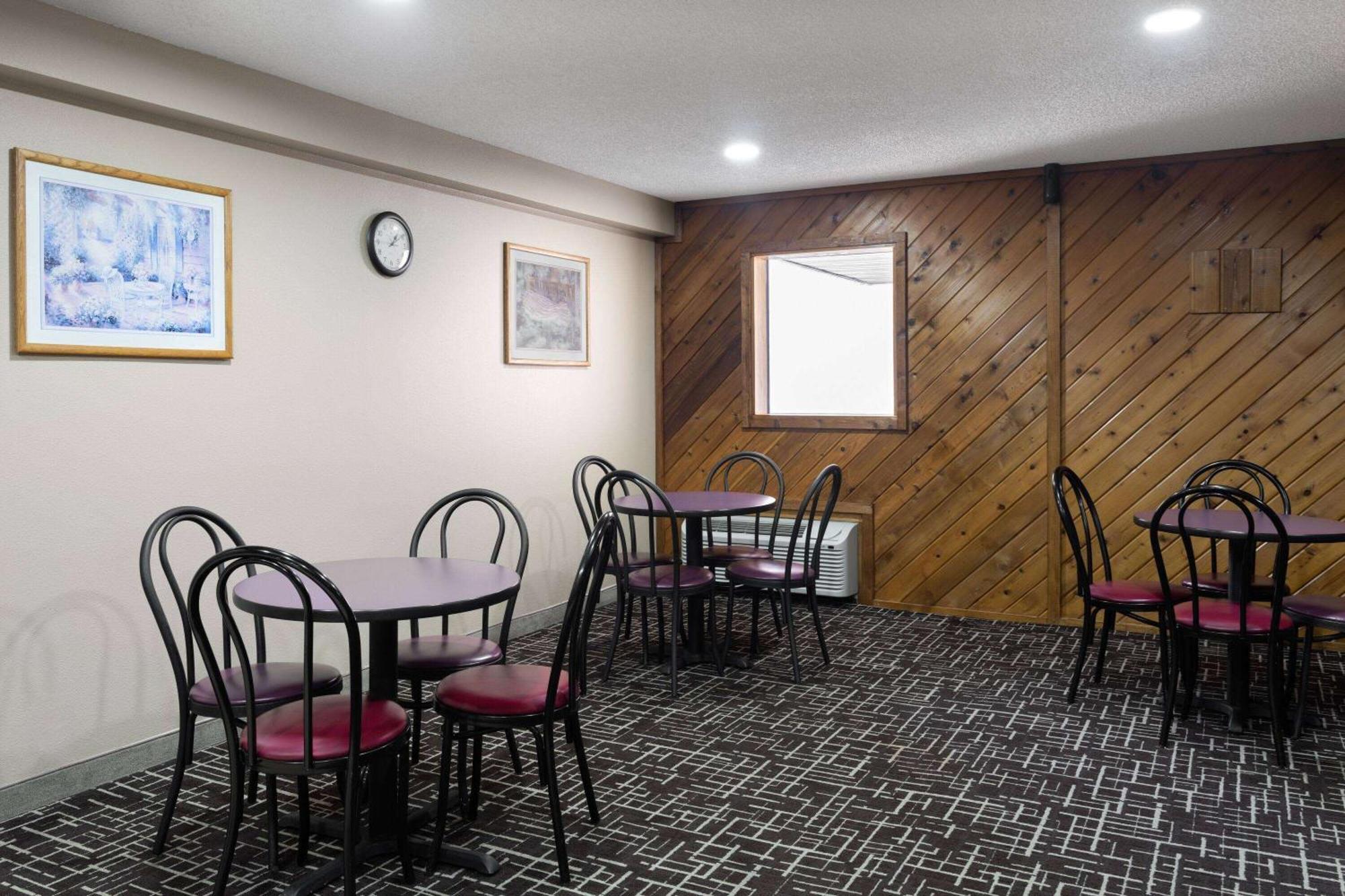 Super 8 By Wyndham Dyersville Exterior foto