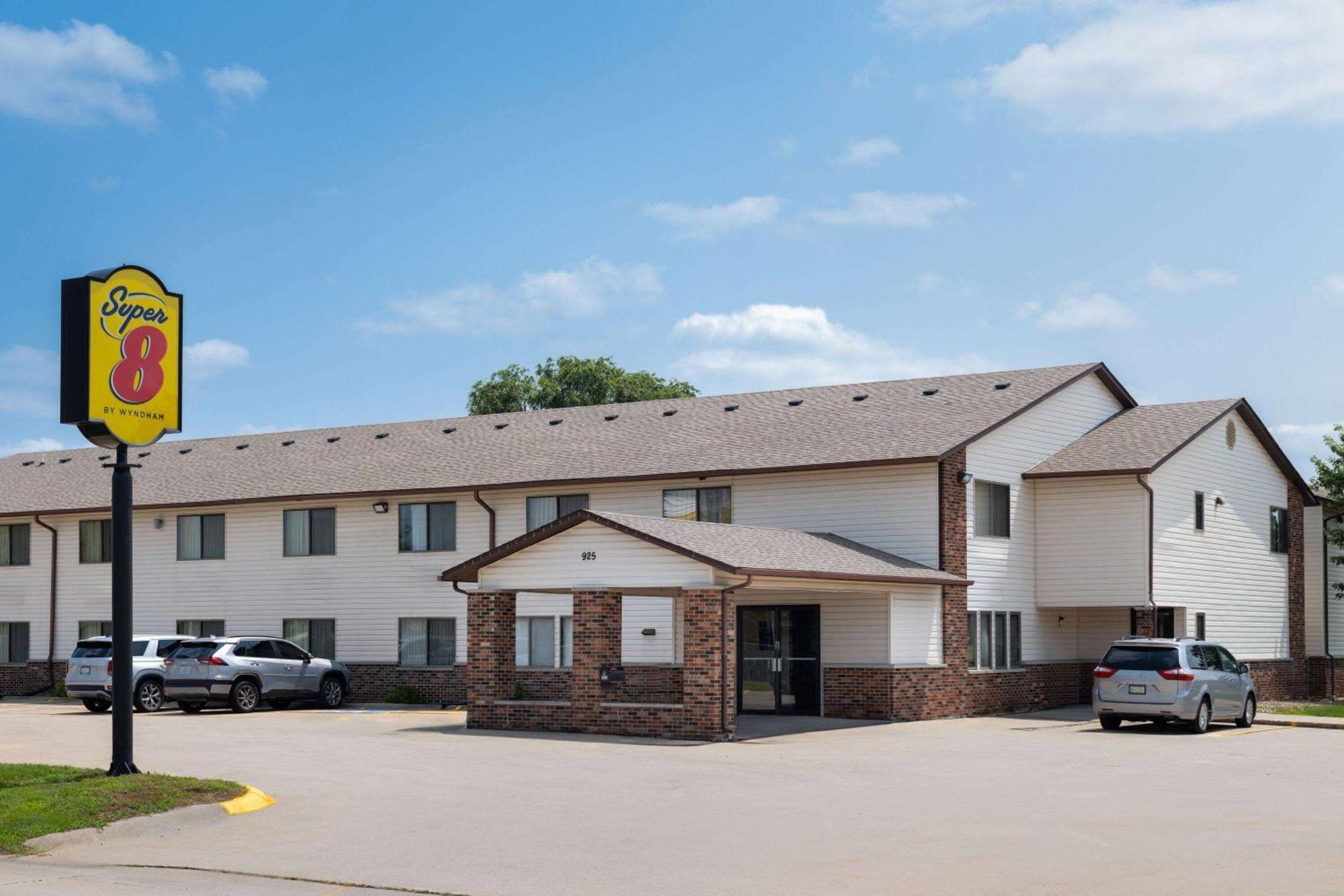 Super 8 By Wyndham Dyersville Exterior foto
